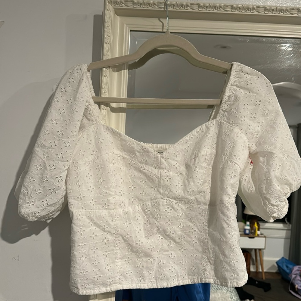 Abercrombie and fitch white crop top